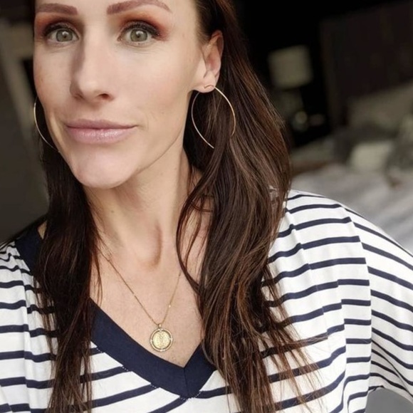 :: Stella & Dot | Retired⚜️[GOLD] Hammered Wire Large Hoop Earrings - Picture 7 of 8